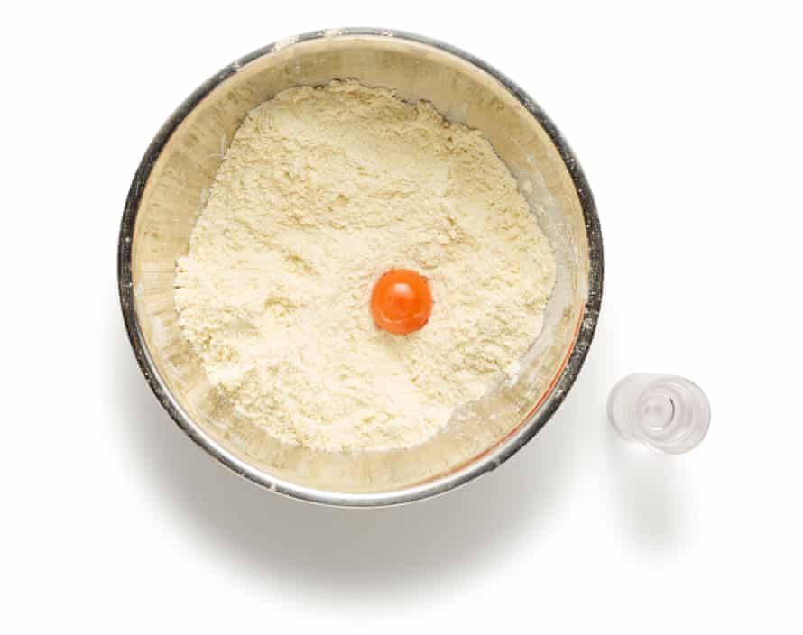 Pastel de merengue de limón de Felicity Cloake Paso 2 Agregue las yemas de huevo y un poco de agua fría a la mezcla de harina.