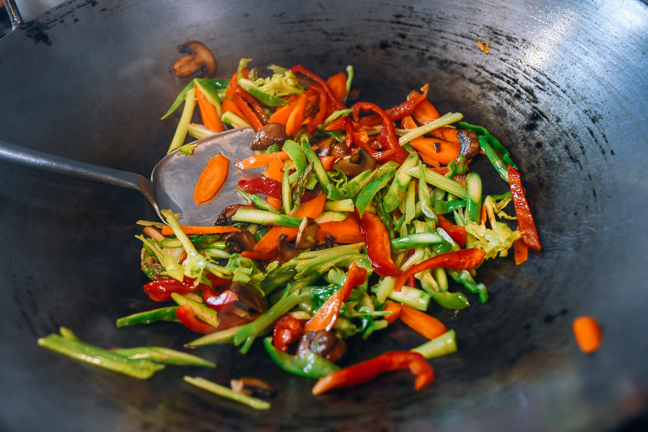 Saltee las verduras mixtas en un wok