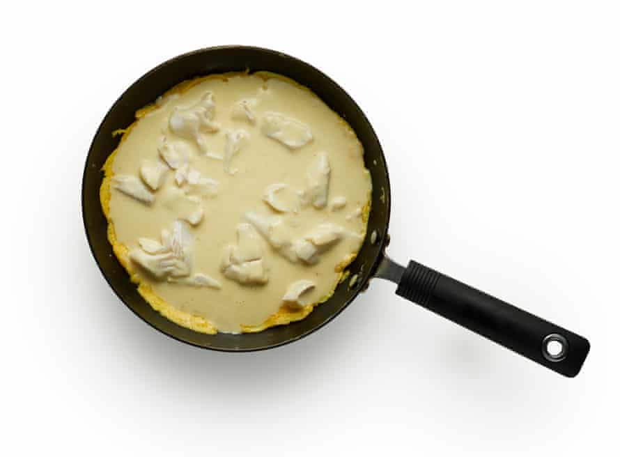 Clase magistral de Felicity Cloake: Huevos fritos por Arnold Bennett 7. Coloque los huevos hasta que comiencen a cuajar y formen espuma, luego use un tenedor para tirar de los lados del huevo frito hacia el centro mientras inclina la sartén.