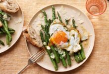 Huevos de pato revueltos con espárragos, salvia y parmesano de Jane Scotter y Harry Astley.