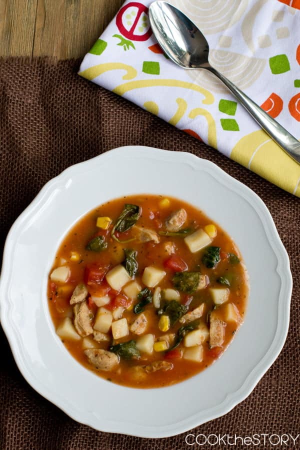 Cuenco de sopa con base de tomate y trozos de patata y chorizo.