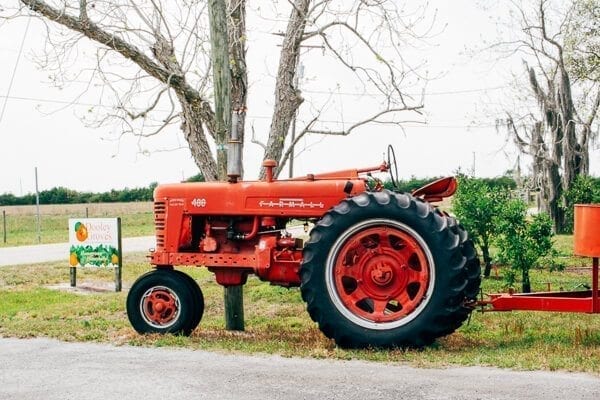 Tractor rojo en Dooley Groves