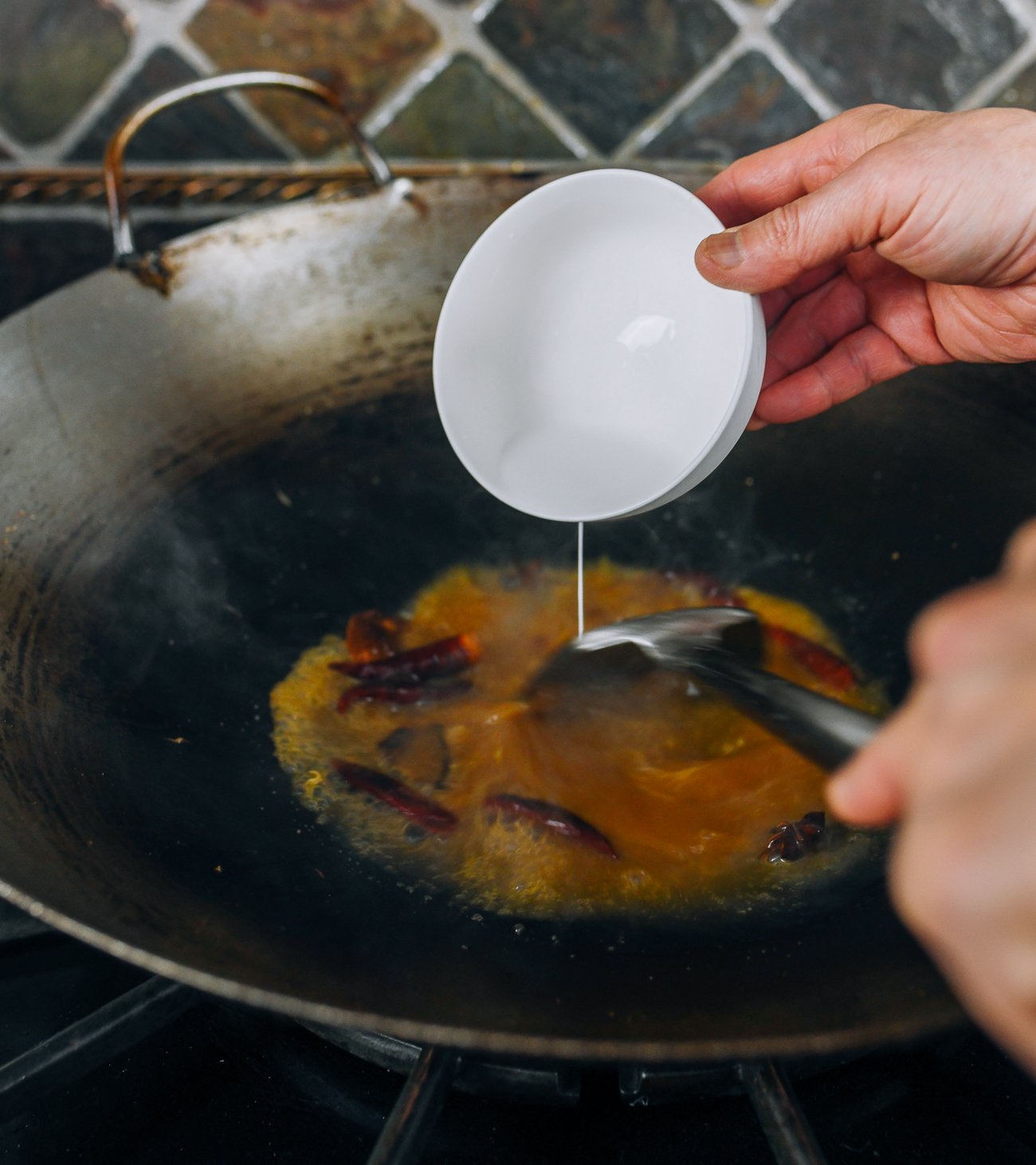 agregar lechada de maicena a la salsa en el wok