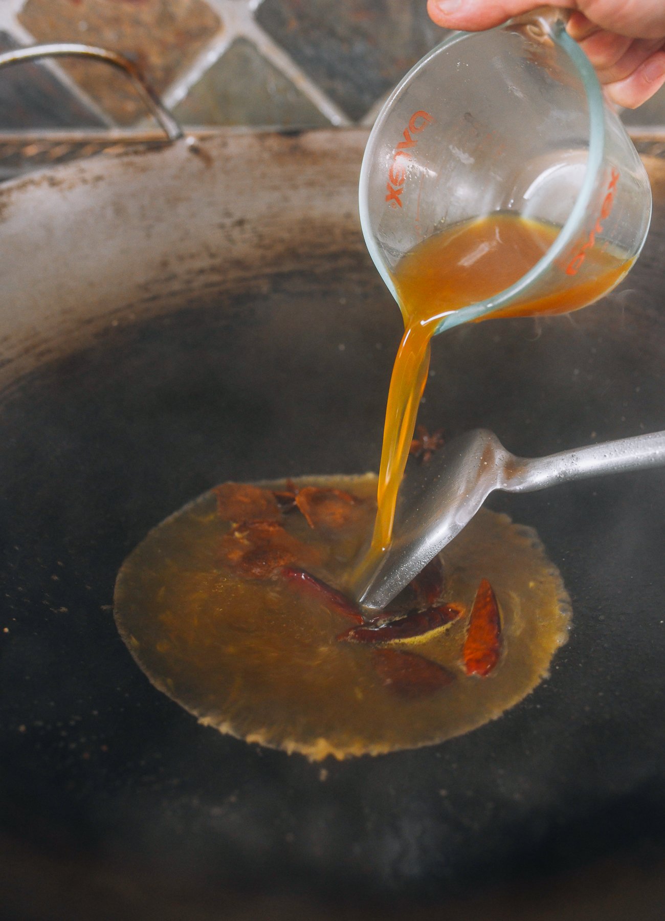 agregando la mezcla de salsa al wok