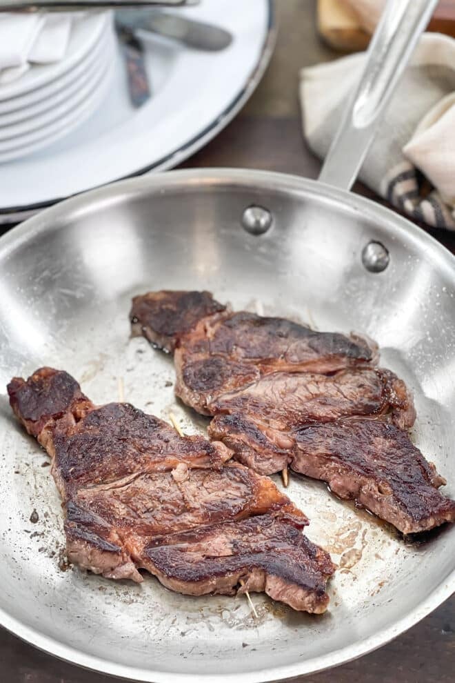 Filetes de chuck eye cocidos en una sartén de acero inoxidable.