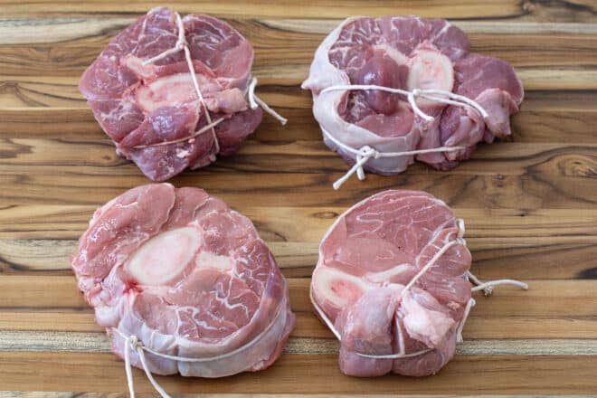 Piernas de ternera crudas, atadas con una cuerda para mantenerlas unidas.